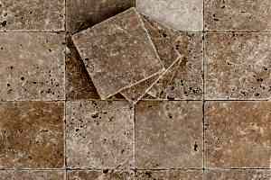 Eskitme görünümlü göbek traverten taşları, doğal delikleri ve dokusuyla peyzaj tasarımında kullanılıyor.