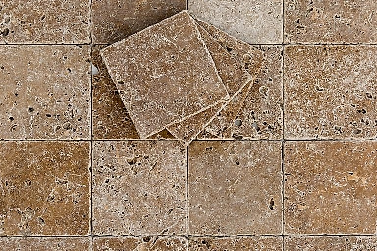 Eskitme görünümlü göbek traverten taşları, doğal delikleri ve dokusuyla peyzaj tasarımında kullanılıyor.