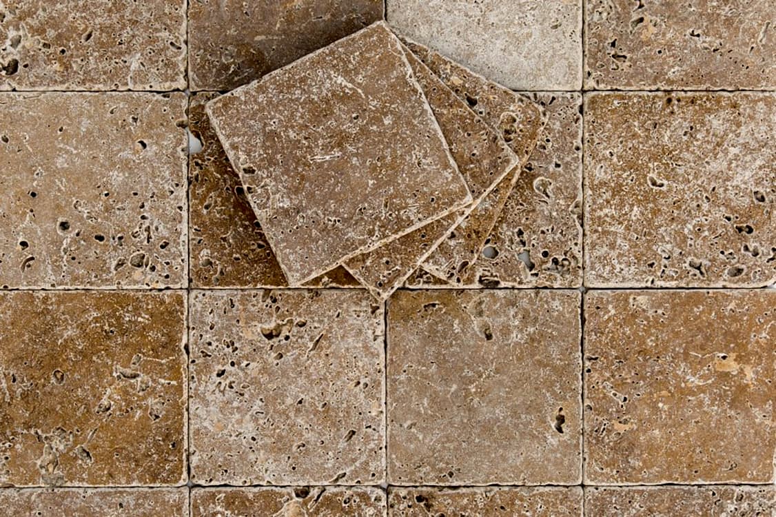 Eskitme görünümlü göbek traverten taşları, doğal delikleri ve dokusuyla peyzaj tasarımında kullanılıyor.